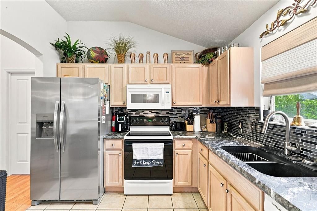 На продажу: $339,900 (3 спален, 2 ванн, 1392 Квадратных фут)