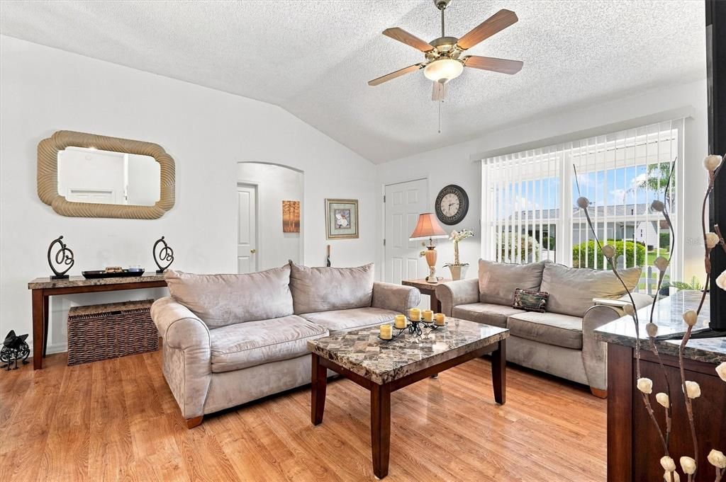 На продажу: $339,900 (3 спален, 2 ванн, 1392 Квадратных фут)