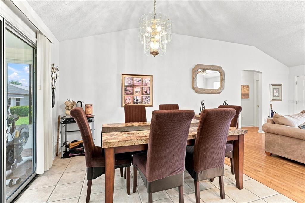 На продажу: $339,900 (3 спален, 2 ванн, 1392 Квадратных фут)