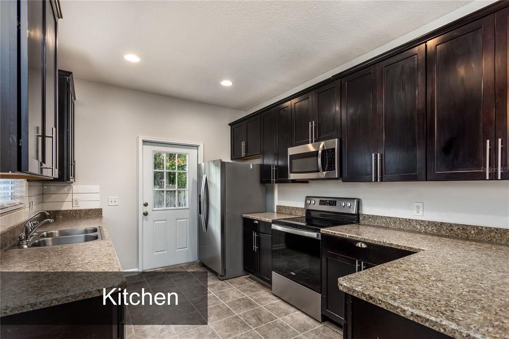 For Sale: $290,000 (3 beds, 2 baths, 1433 Square Feet)