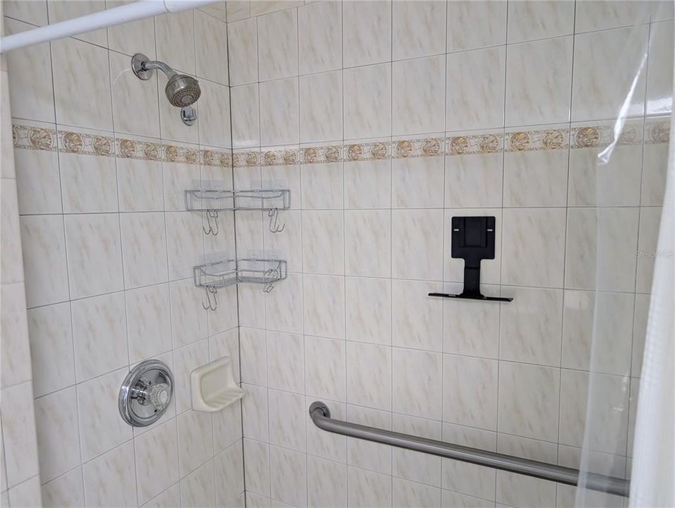 For Rent: $2,650 (3 beds, 2 baths, 1814 Square Feet)