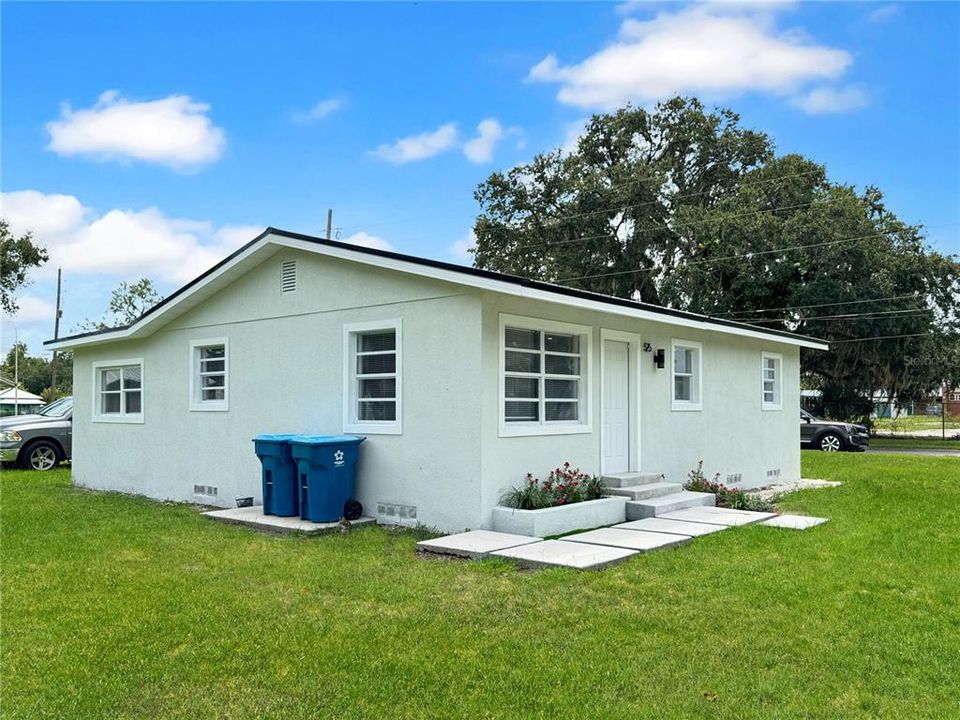 For Rent: $1,800 (3 beds, 2 baths, 864 Square Feet)
