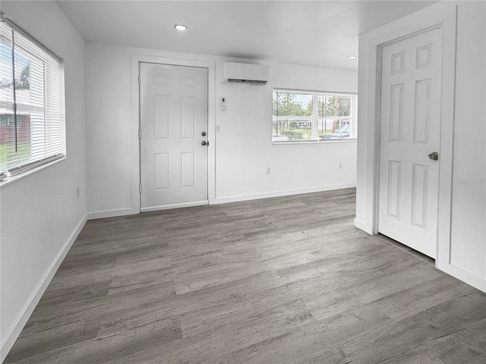For Rent: $1,800 (3 beds, 2 baths, 864 Square Feet)