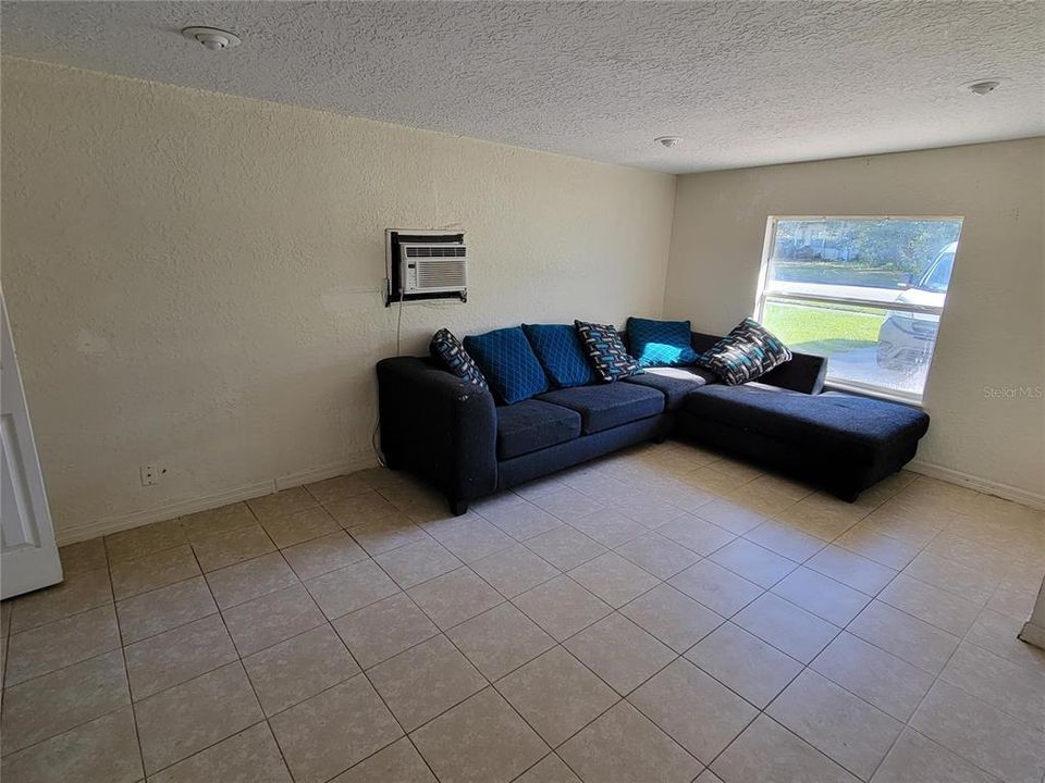 For Rent: $1,295 (3 beds, 1 baths, 1044 Square Feet)