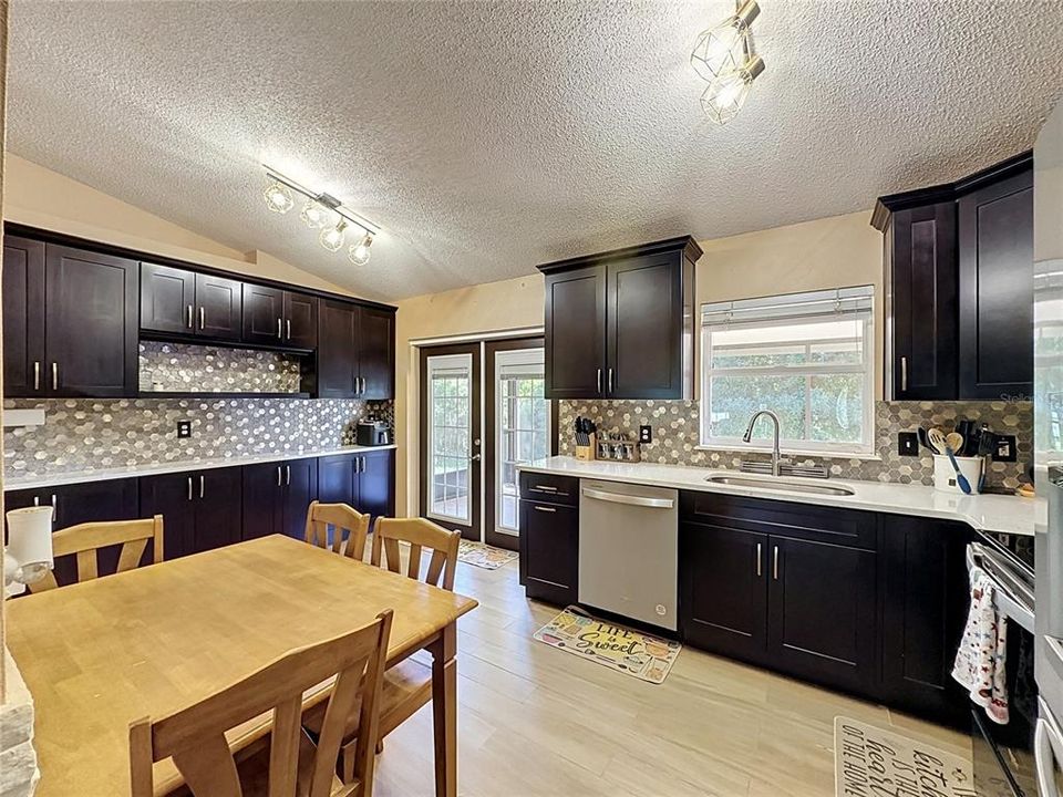 На продажу: $335,000 (3 спален, 2 ванн, 1227 Квадратных фут)