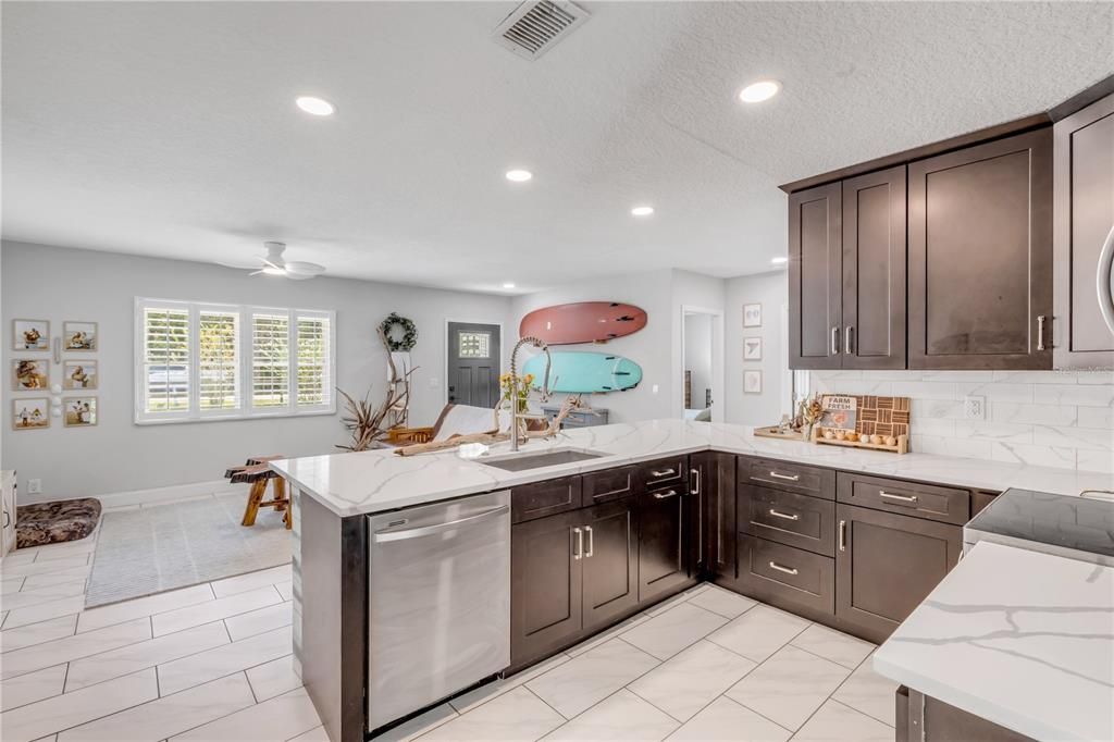 For Sale: $369,000 (2 beds, 1 baths, 1054 Square Feet)