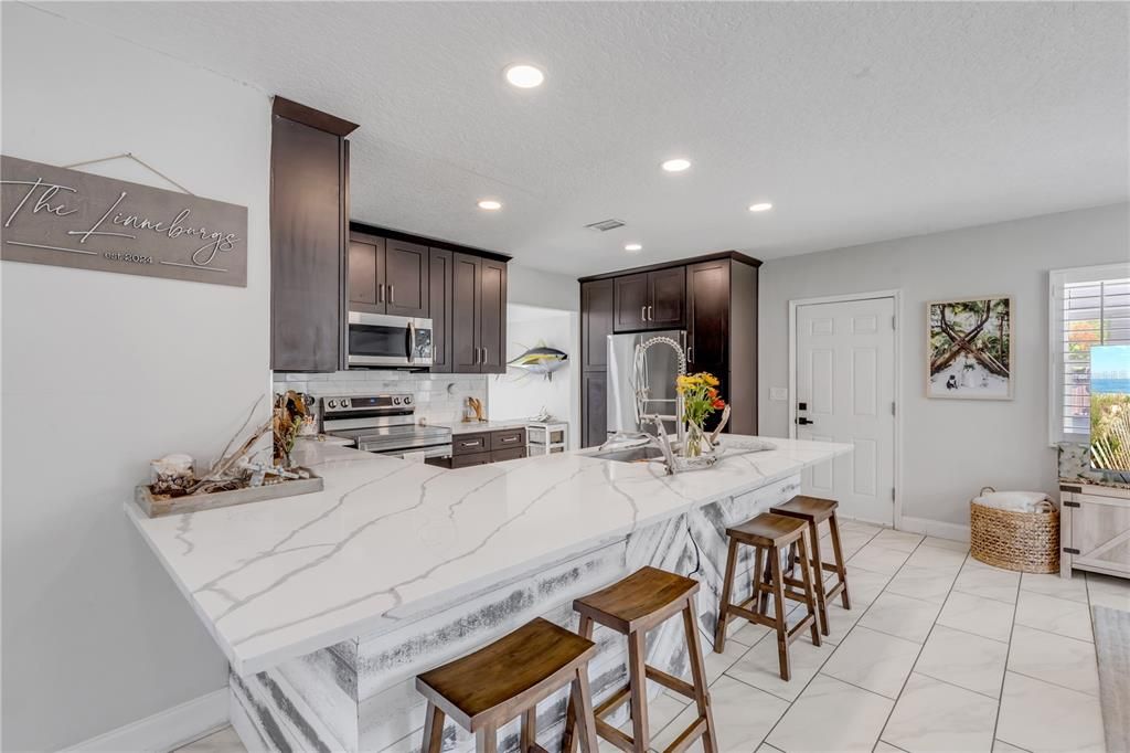 For Sale: $369,000 (2 beds, 1 baths, 1054 Square Feet)