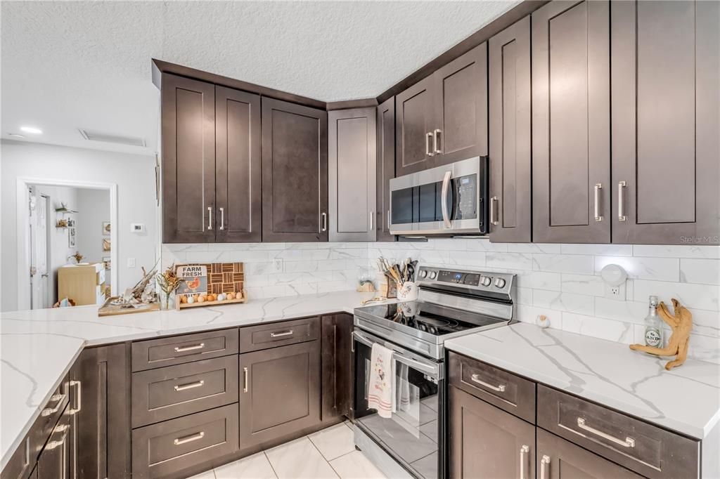 For Sale: $369,000 (2 beds, 1 baths, 1054 Square Feet)