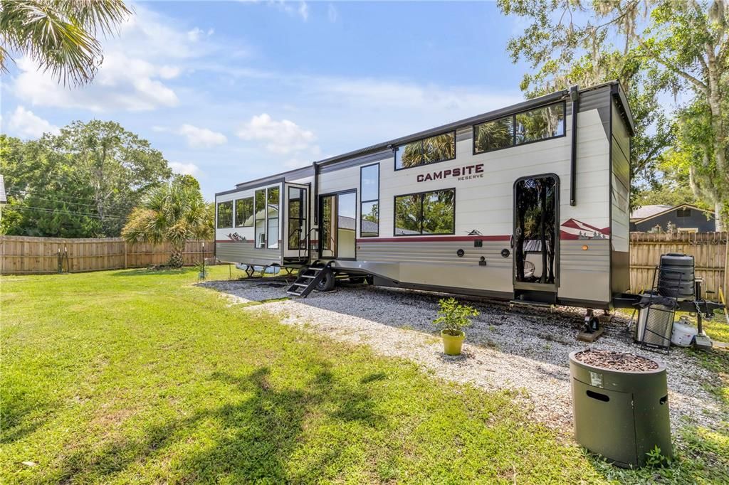For Sale: $369,000 (2 beds, 1 baths, 1054 Square Feet)