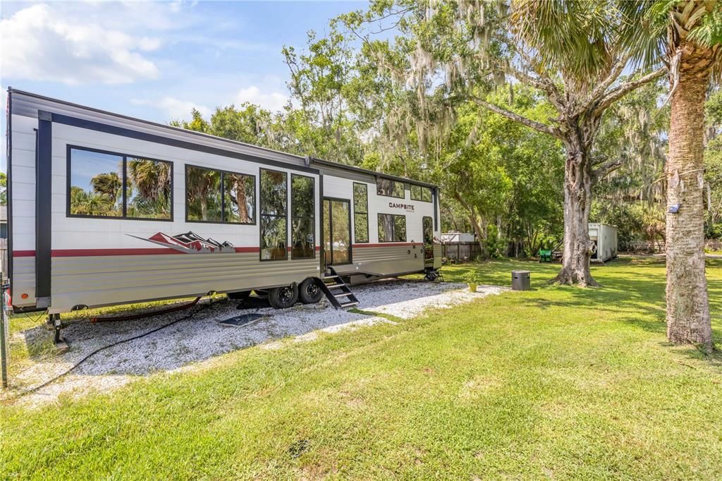 For Sale: $369,000 (2 beds, 1 baths, 1054 Square Feet)