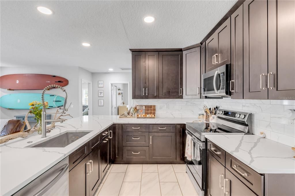 For Sale: $369,000 (2 beds, 1 baths, 1054 Square Feet)
