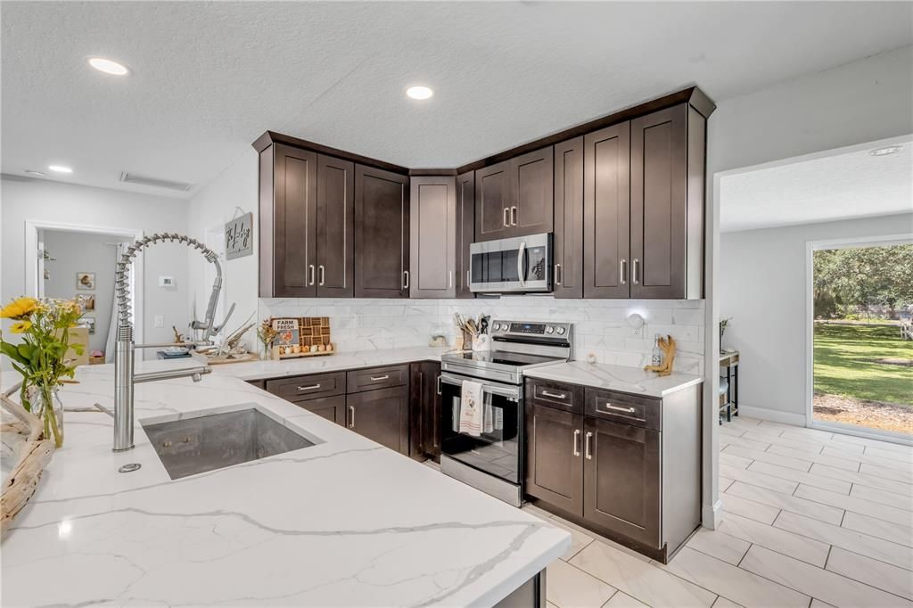 For Sale: $369,000 (2 beds, 1 baths, 1054 Square Feet)