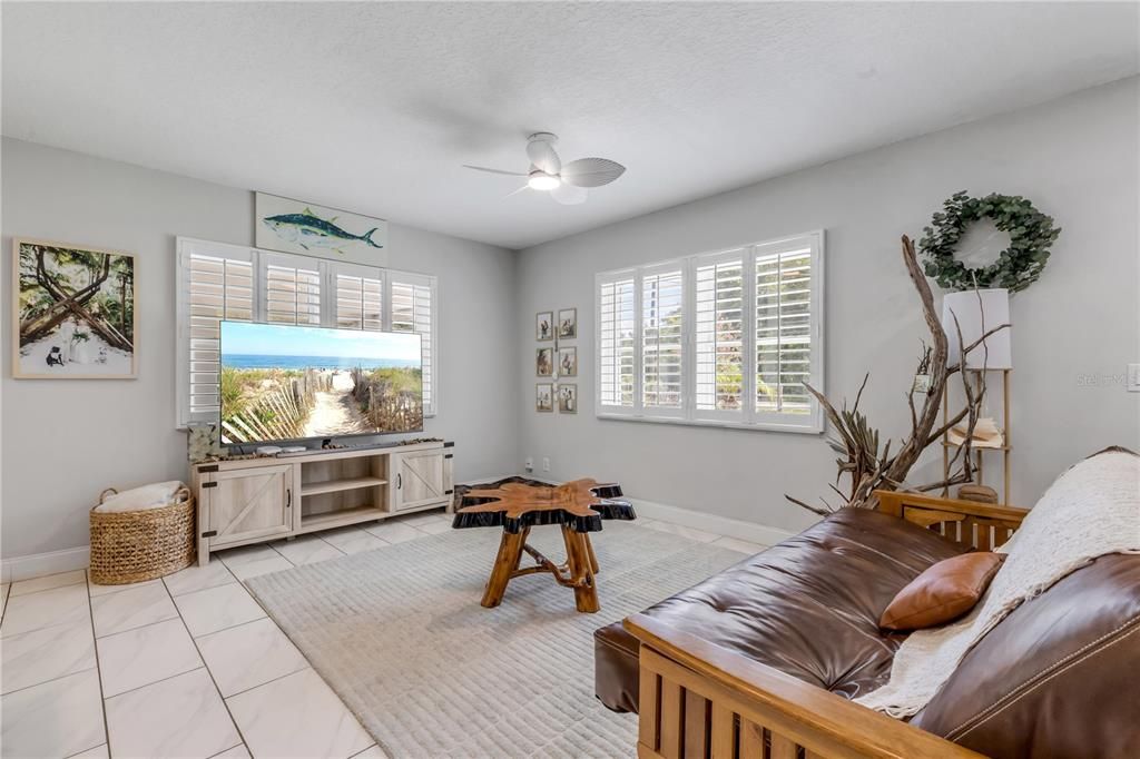 For Sale: $369,000 (2 beds, 1 baths, 1054 Square Feet)