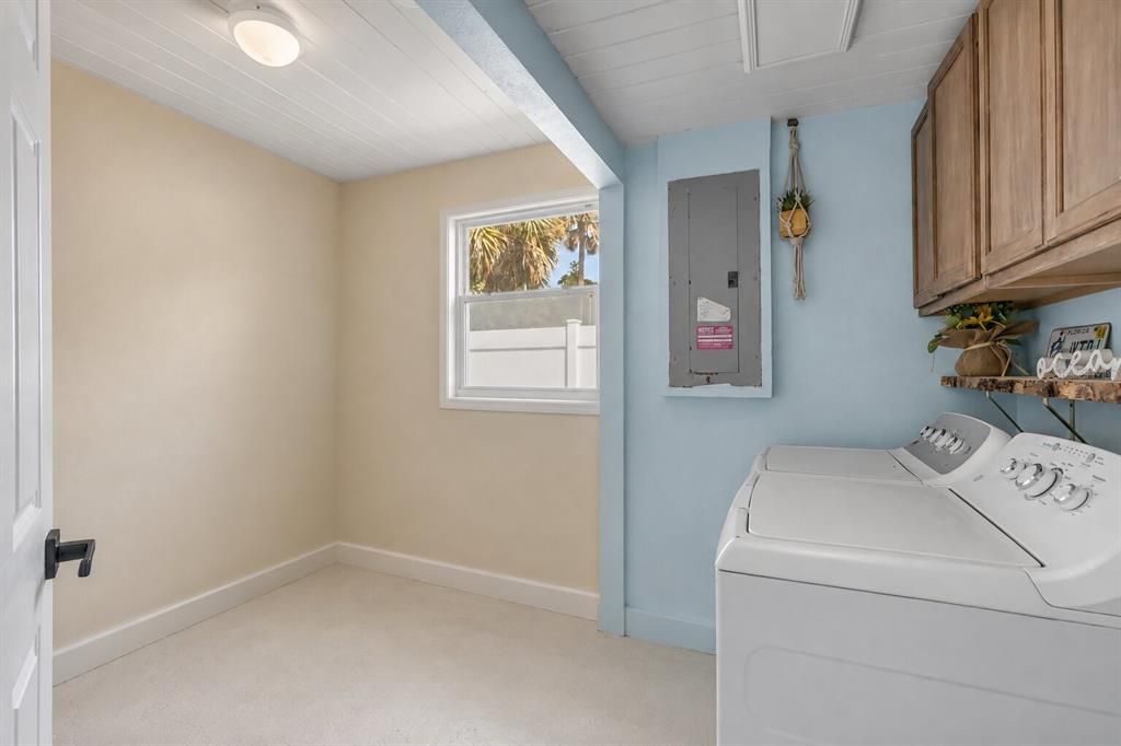 For Sale: $369,000 (2 beds, 1 baths, 1054 Square Feet)