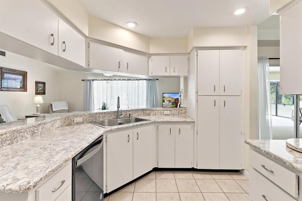 На продажу: $365,000 (3 спален, 2 ванн, 1869 Квадратных фут)