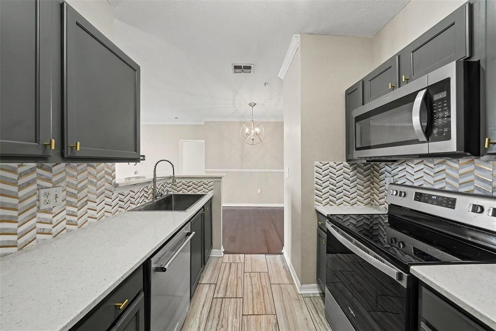 На продажу: $324,999 (2 спален, 2 ванн, 1085 Квадратных фут)