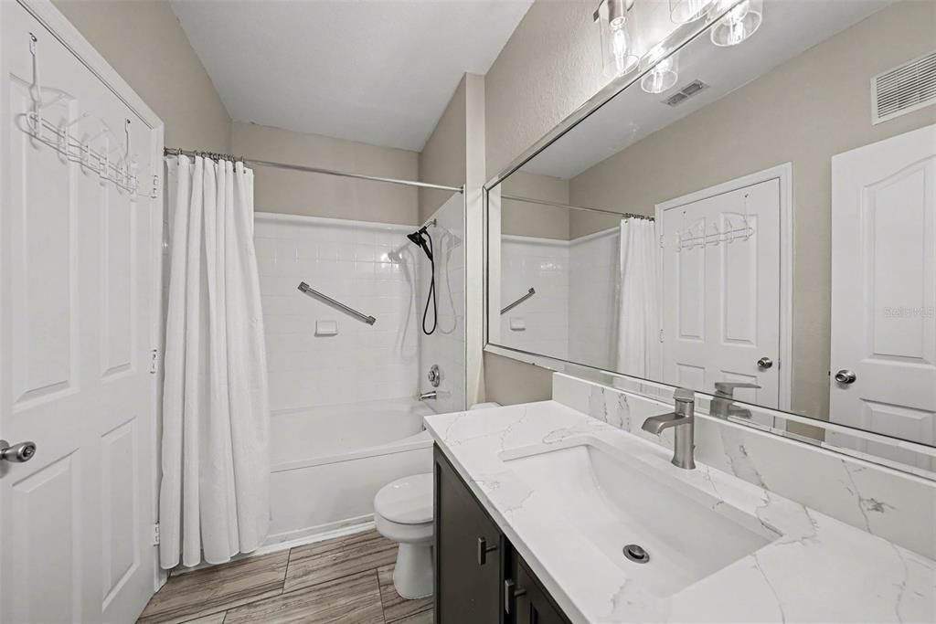 На продажу: $324,999 (2 спален, 2 ванн, 1085 Квадратных фут)