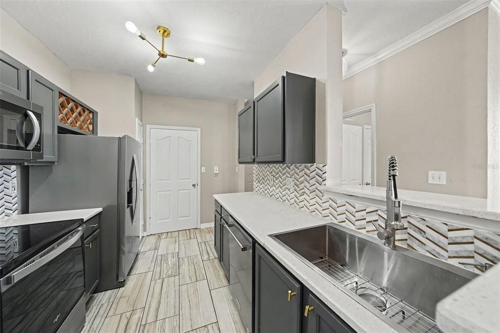 На продажу: $324,999 (2 спален, 2 ванн, 1085 Квадратных фут)