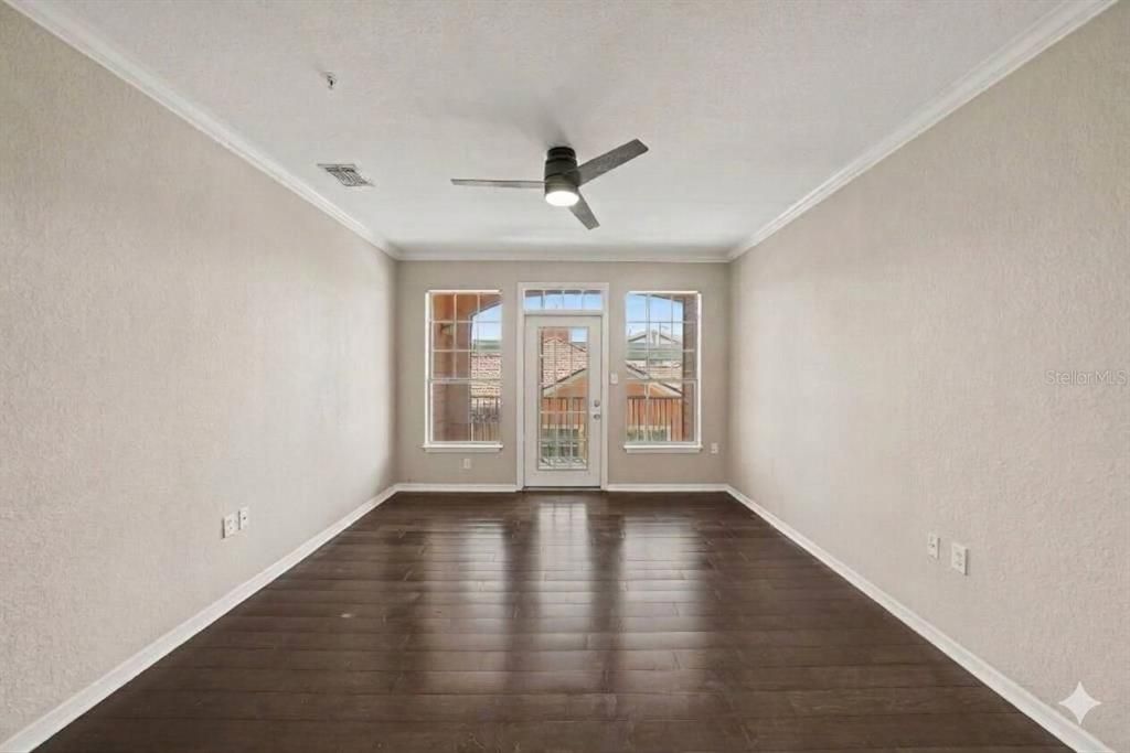 На продажу: $324,999 (2 спален, 2 ванн, 1085 Квадратных фут)