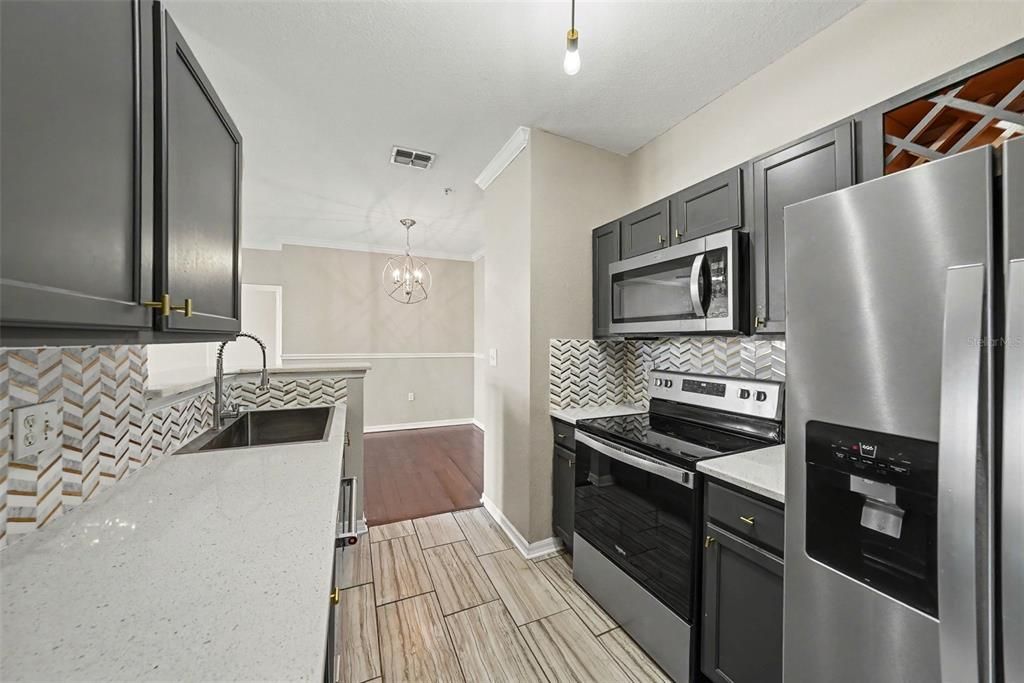 На продажу: $324,999 (2 спален, 2 ванн, 1085 Квадратных фут)