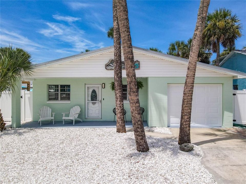 For Sale: $639,500 (2 beds, 1 baths, 863 Square Feet)