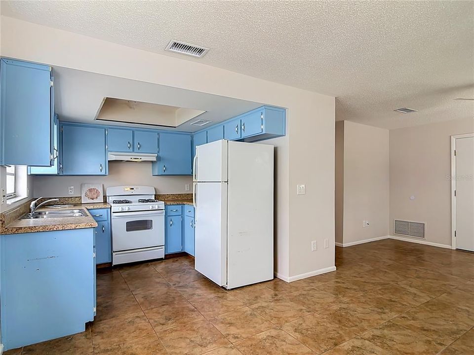 For Sale: $639,500 (2 beds, 1 baths, 863 Square Feet)