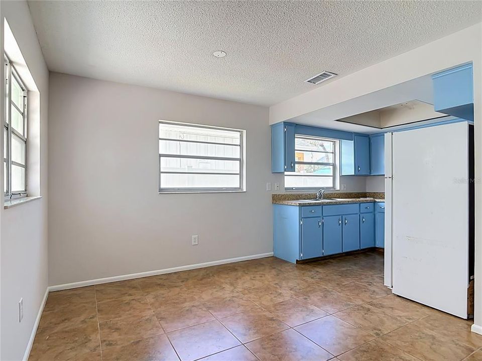 For Sale: $639,500 (2 beds, 1 baths, 863 Square Feet)