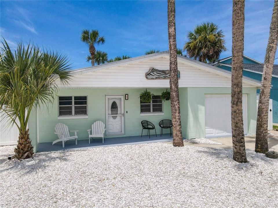 For Sale: $639,500 (2 beds, 1 baths, 863 Square Feet)