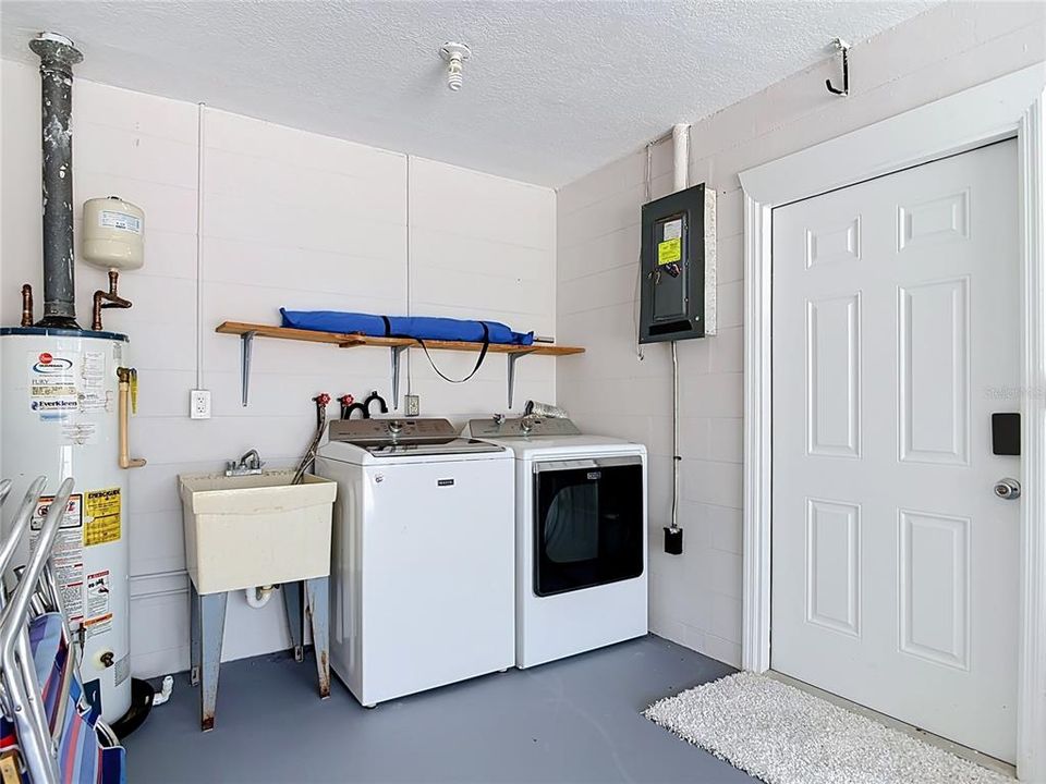 For Sale: $639,500 (2 beds, 1 baths, 863 Square Feet)