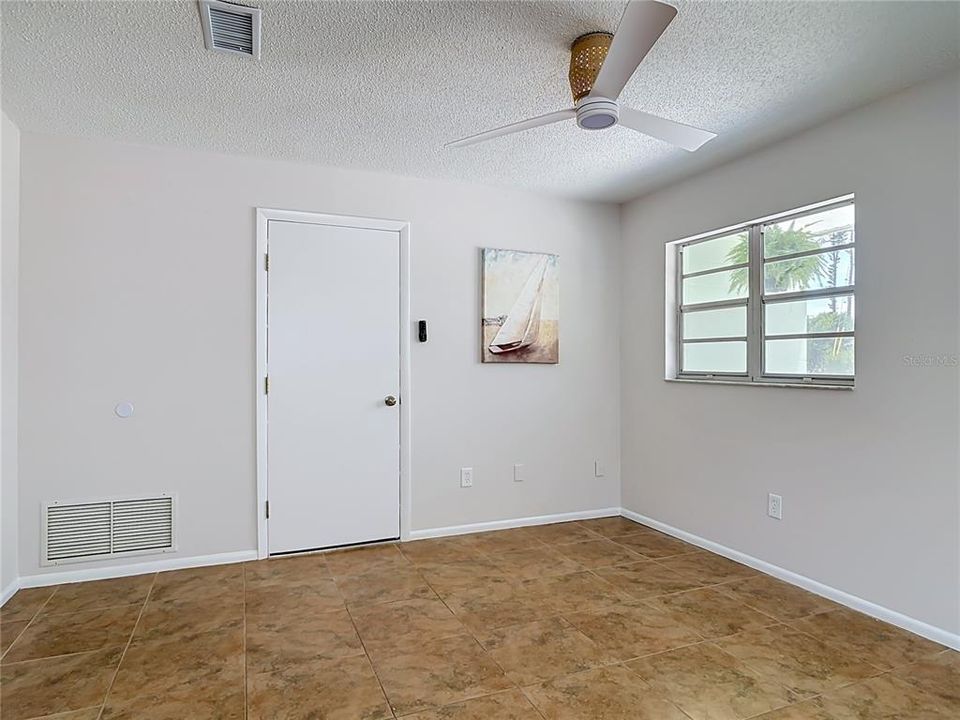 For Sale: $639,500 (2 beds, 1 baths, 863 Square Feet)