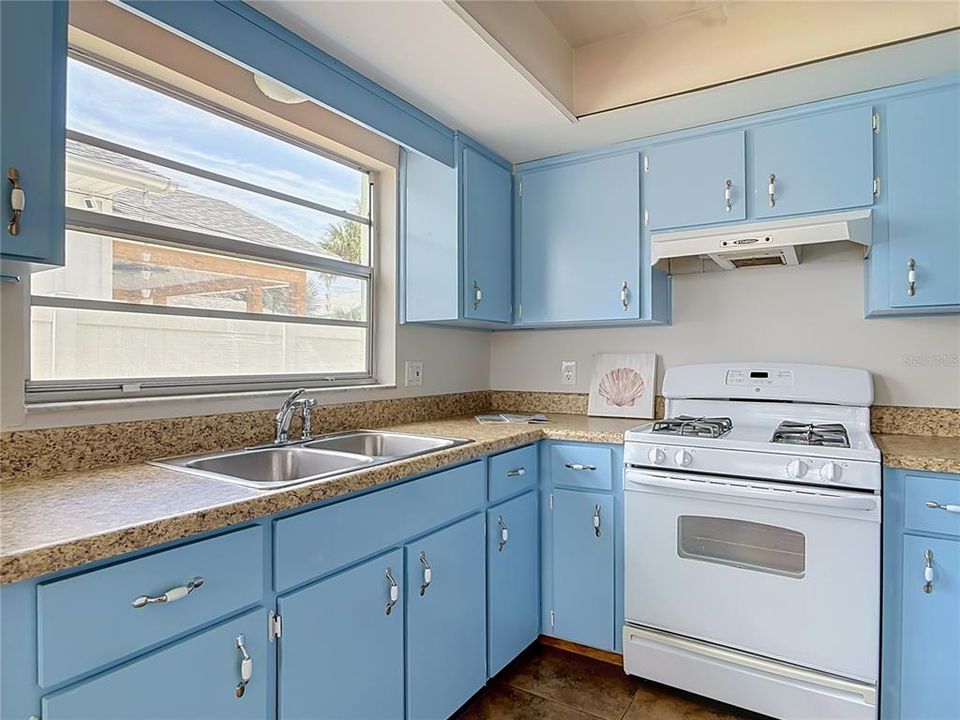 For Sale: $639,500 (2 beds, 1 baths, 863 Square Feet)