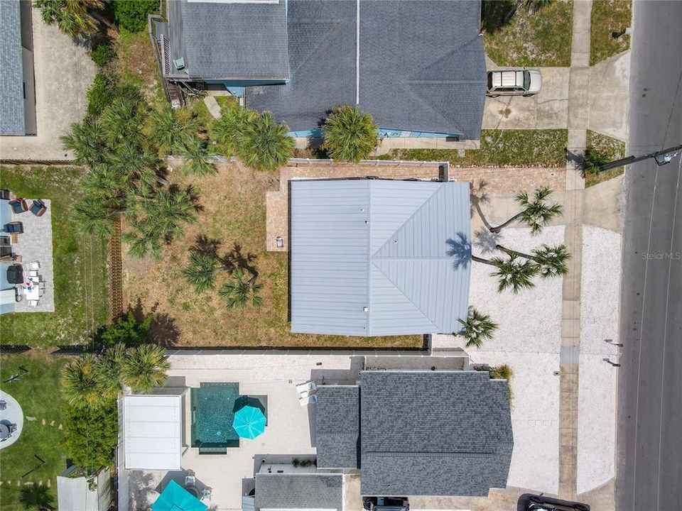 For Sale: $639,500 (2 beds, 1 baths, 863 Square Feet)