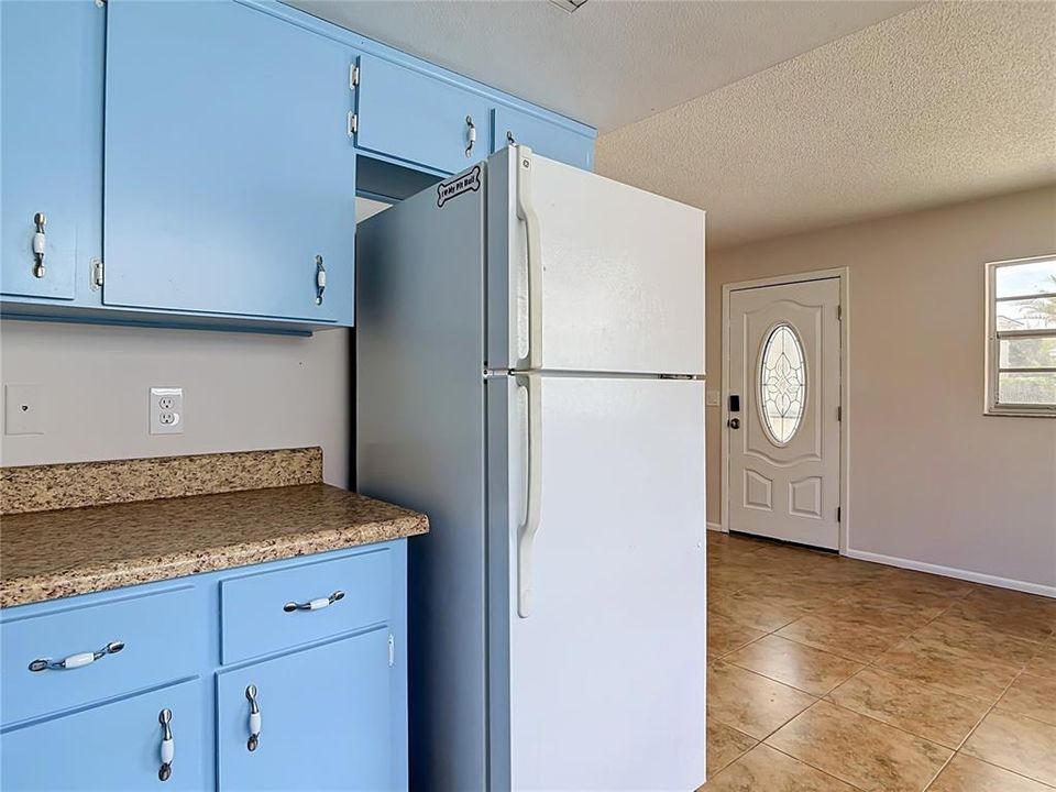 For Sale: $639,500 (2 beds, 1 baths, 863 Square Feet)