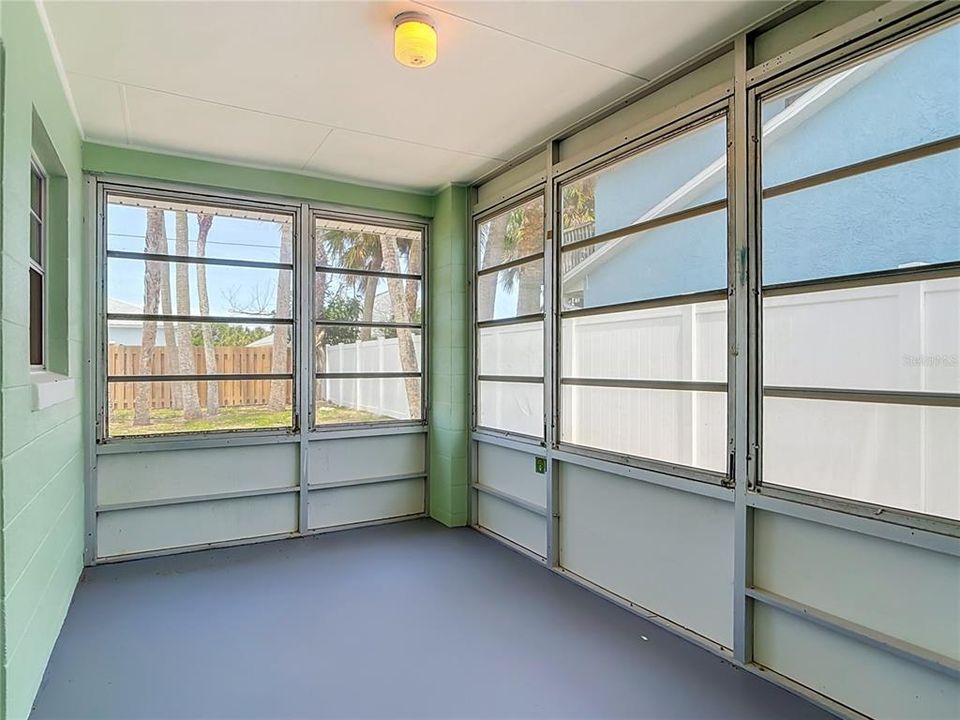 For Sale: $639,500 (2 beds, 1 baths, 863 Square Feet)
