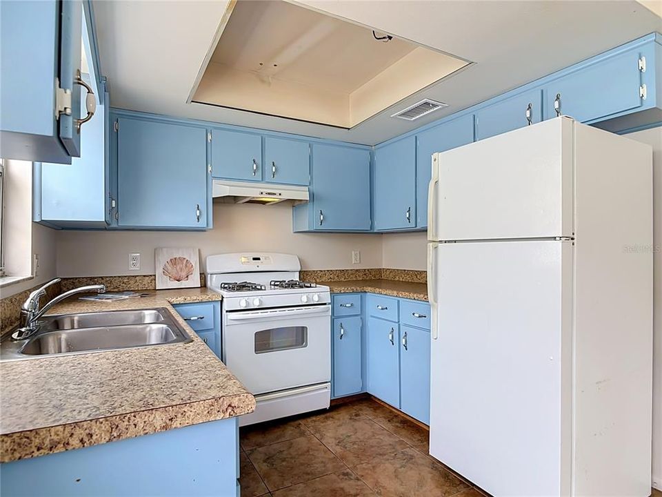 For Sale: $639,500 (2 beds, 1 baths, 863 Square Feet)