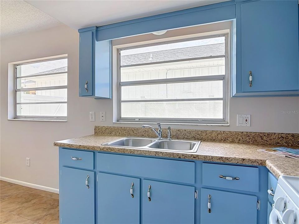 For Sale: $639,500 (2 beds, 1 baths, 863 Square Feet)