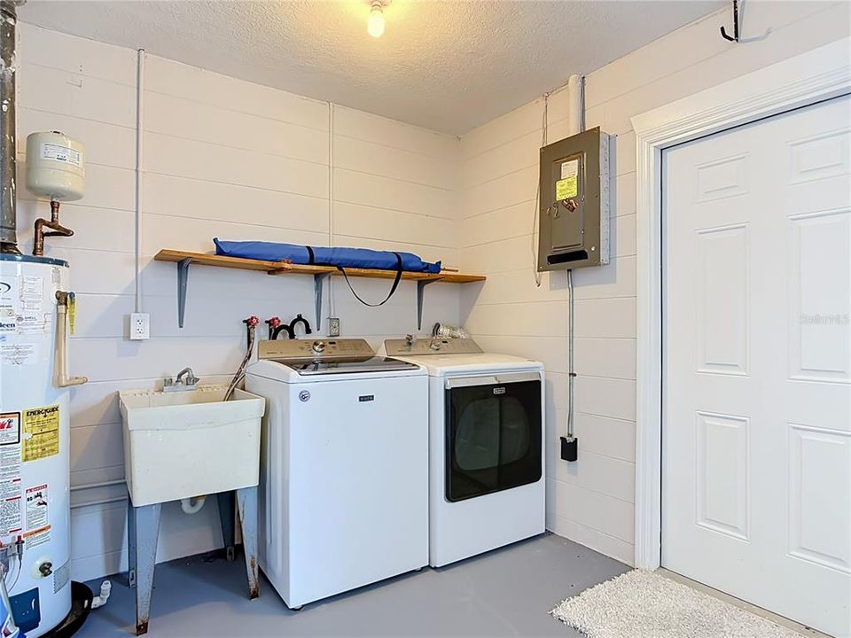 For Sale: $639,500 (2 beds, 1 baths, 863 Square Feet)