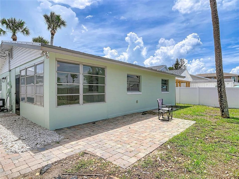 For Sale: $639,500 (2 beds, 1 baths, 863 Square Feet)