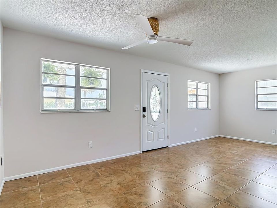 For Sale: $639,500 (2 beds, 1 baths, 863 Square Feet)
