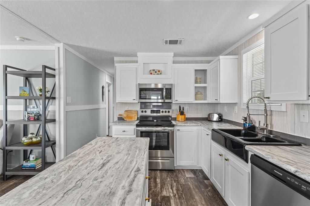 For Sale: $250,000 (3 beds, 2 baths, 1089 Square Feet)