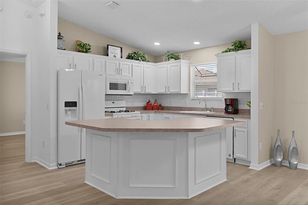 For Sale: $298,000 (3 beds, 2 baths, 1392 Square Feet)