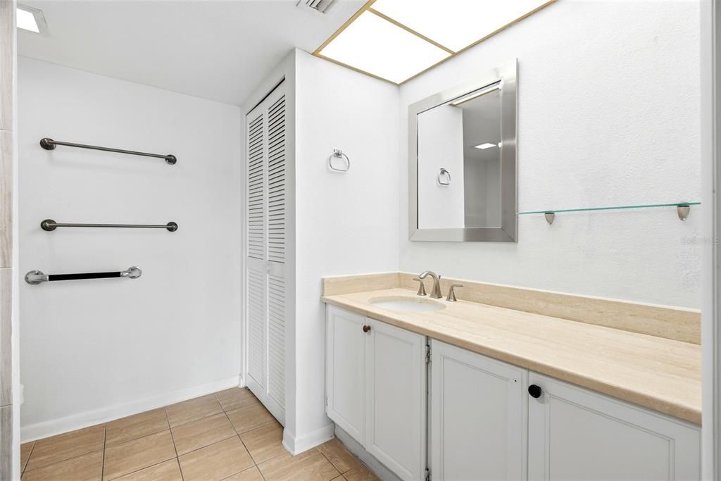 На продажу: $329,900 (2 спален, 2 ванн, 1385 Квадратных фут)