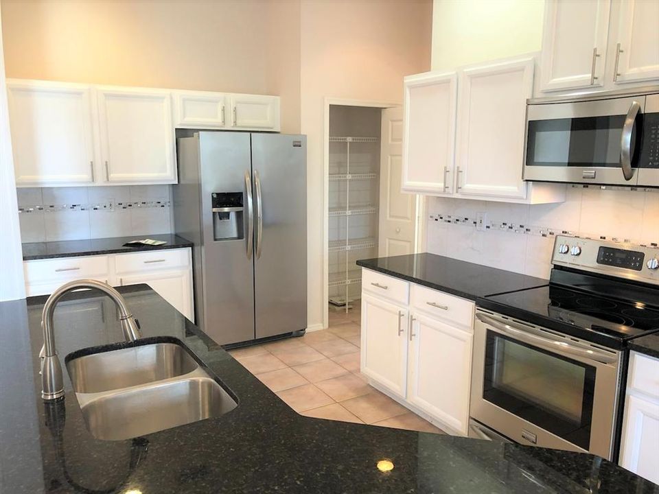 For Rent: $2,699 (2 beds, 2 baths, 1928 Square Feet)