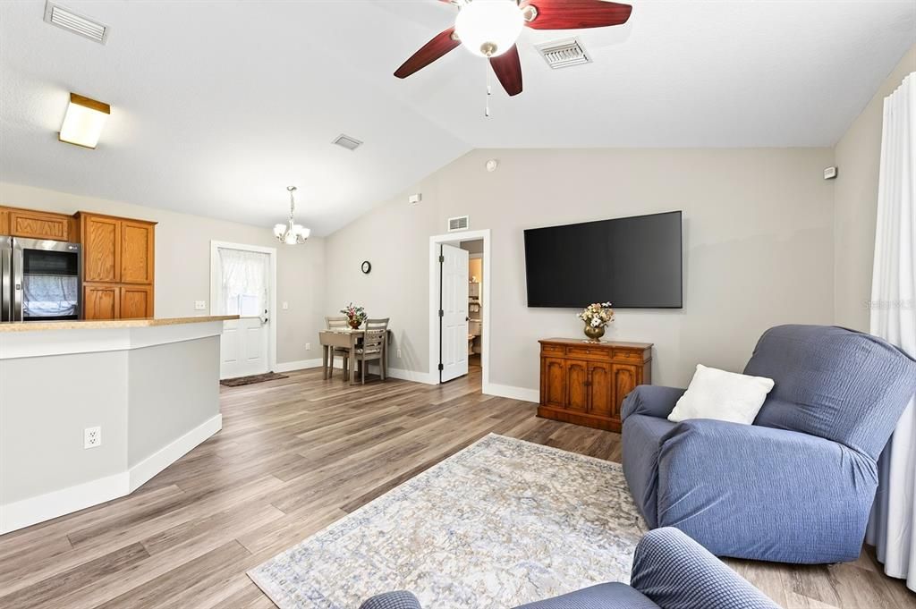 For Sale: $224,900 (2 beds, 2 baths, 1140 Square Feet)