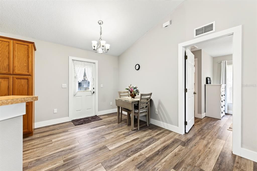 For Sale: $224,900 (2 beds, 2 baths, 1140 Square Feet)