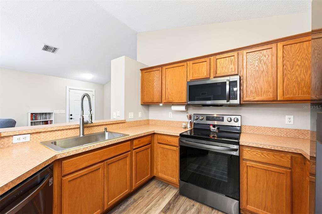 For Sale: $224,900 (2 beds, 2 baths, 1140 Square Feet)
