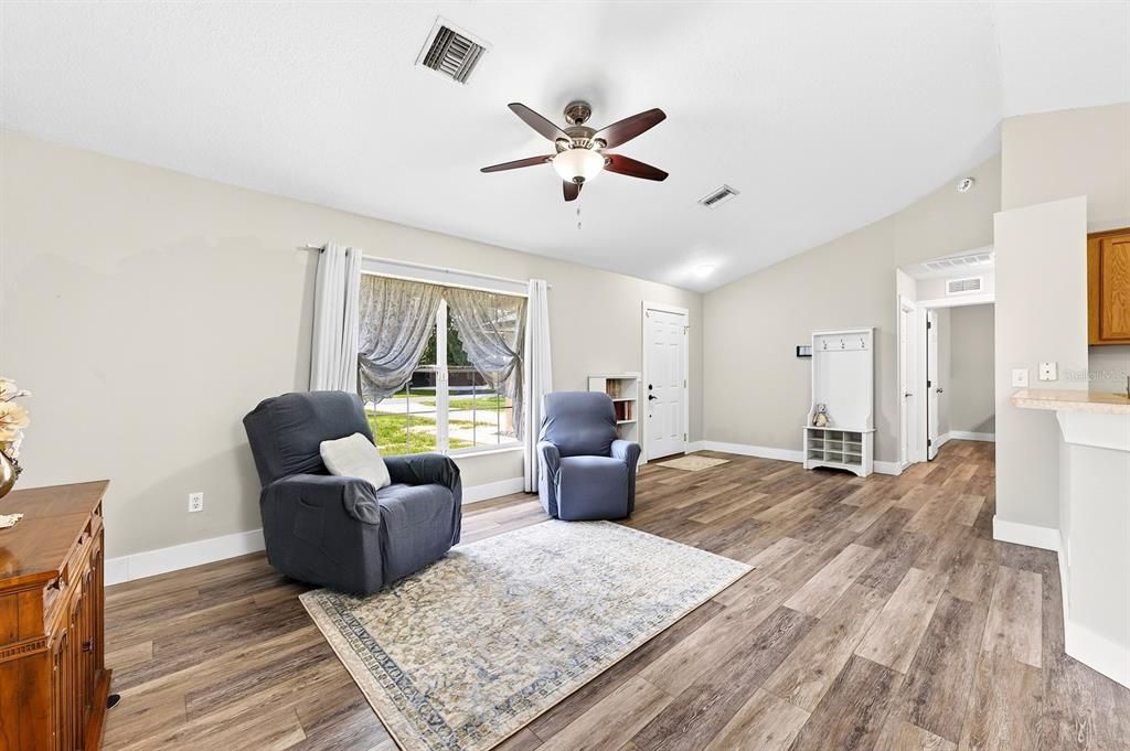 For Sale: $224,900 (2 beds, 2 baths, 1140 Square Feet)