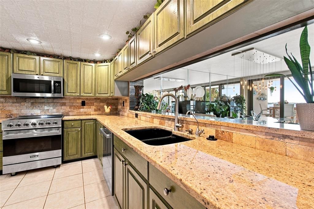 На продажу: $715,000 (2 спален, 2 ванн, 1946 Квадратных фут)