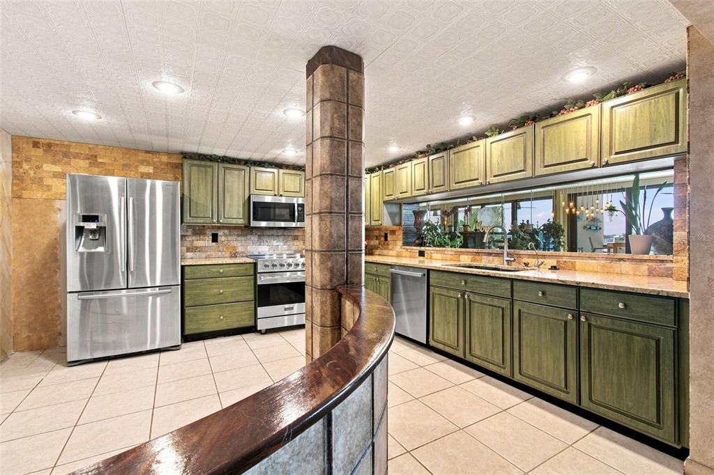 На продажу: $715,000 (2 спален, 2 ванн, 1946 Квадратных фут)