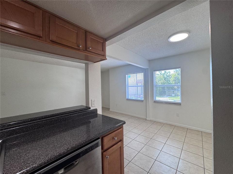 В аренду: $1,395 (2 спален, 1 ванн, 930 Квадратных фут)